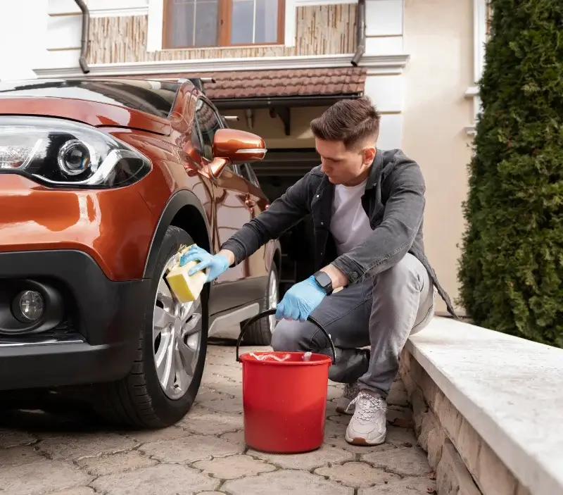 Lavage auto à domicile Saint-Victor-Malescours : professionnel intervenant sur un véhicule